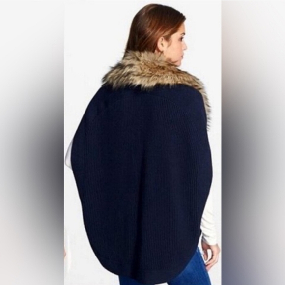 NWT Forever 21 Faux Fur Trimmed Navy Sweater Poncho/ - Picture 2 of 3